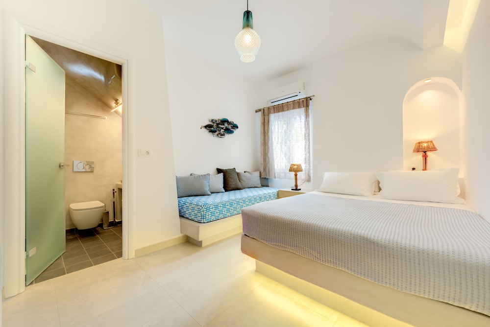 1 BEDROOM, SUITE