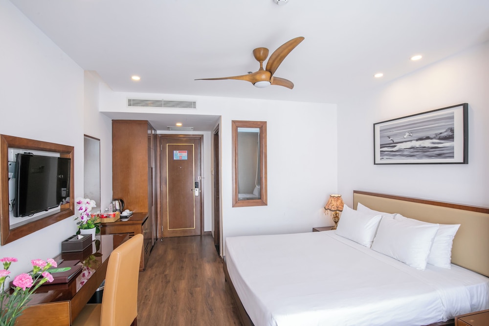 Deluxe, Triple, 1 King and 1 Single Beds, City View, Pool Access