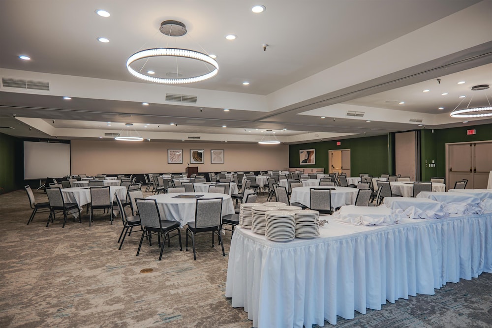 Monarch Hotel And Conference Center 49/59