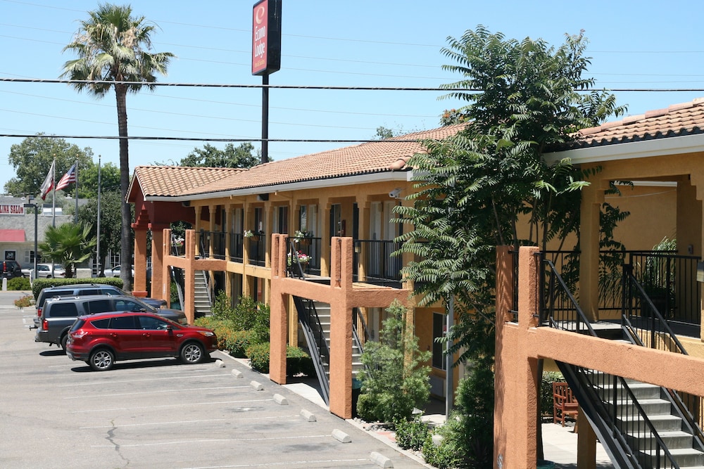 Econo Lodge Inn & Suites Lodi 1/28