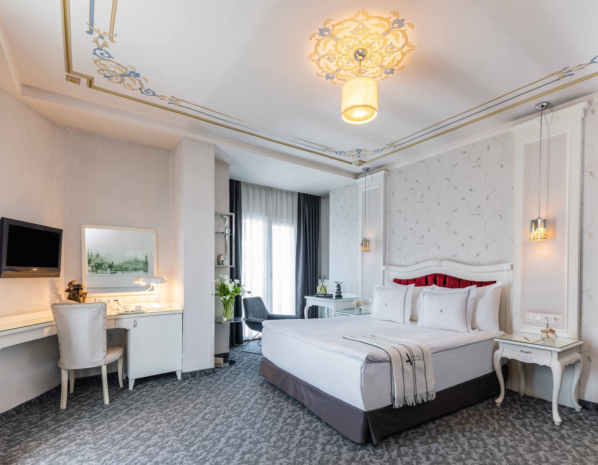 غرفة ديلوكس بسرير كوين بشرفة بإطلالة جزئية على البحر مع أريكة