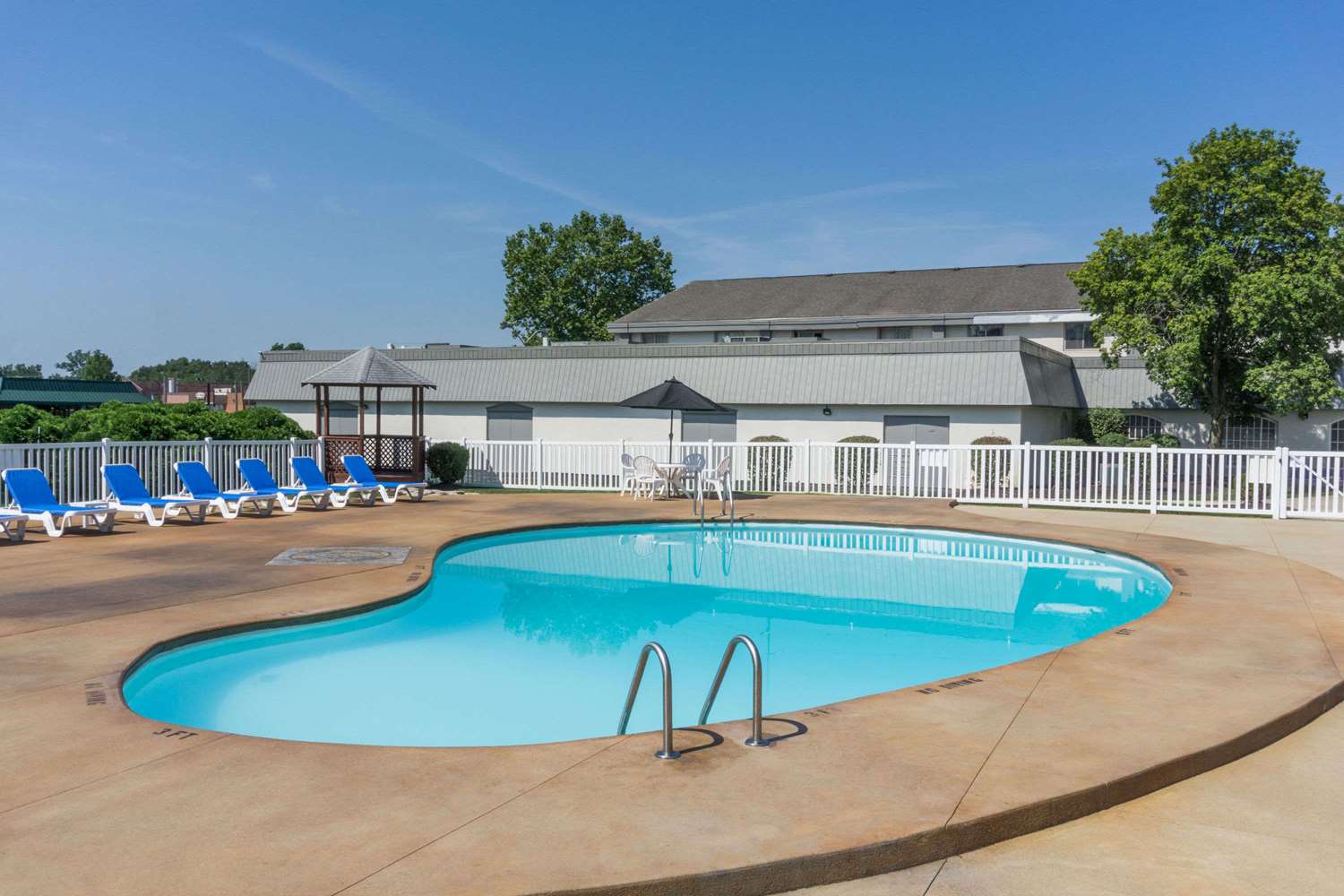 Days Inn by Wyndham Columbus East Airport 2/22