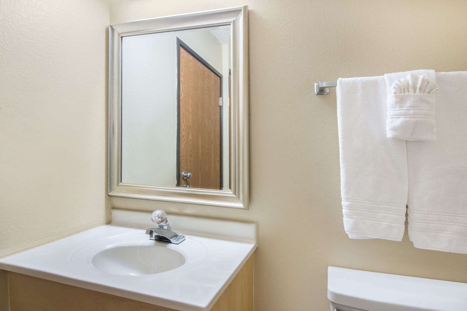 Super 8 by Wyndham Portales 6/7