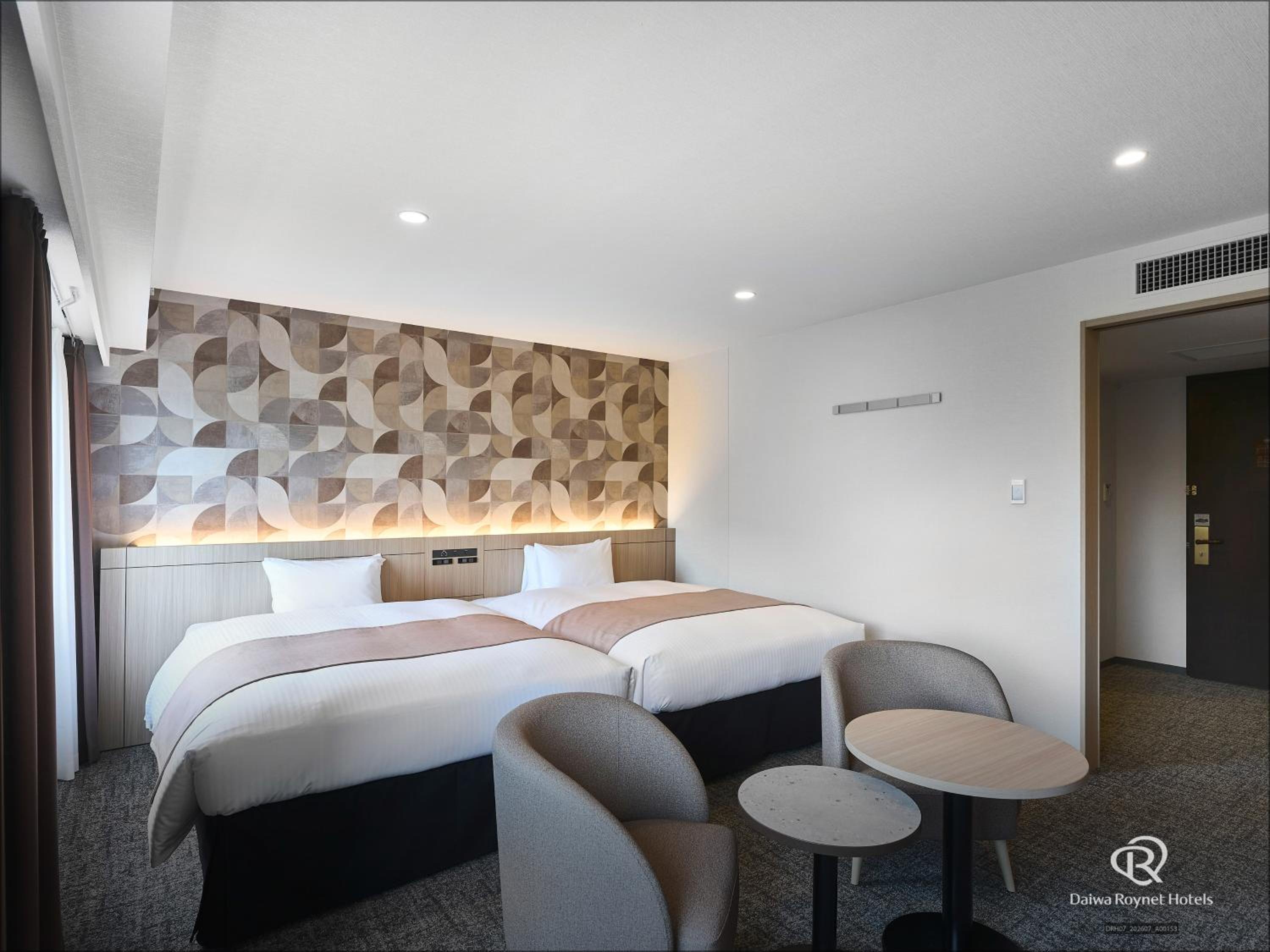 Deluxe, Single, 2 Double Beds, Daiwa Roynet Hotel 2/2