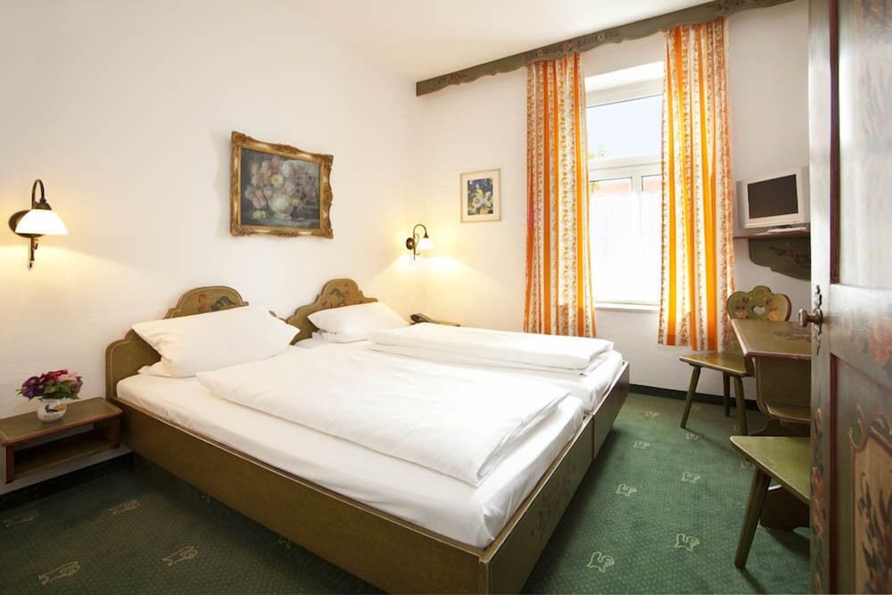 Hahn Hotel 12/35
