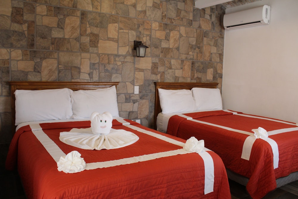 STANDARD, 2 DOUBLE BEDS