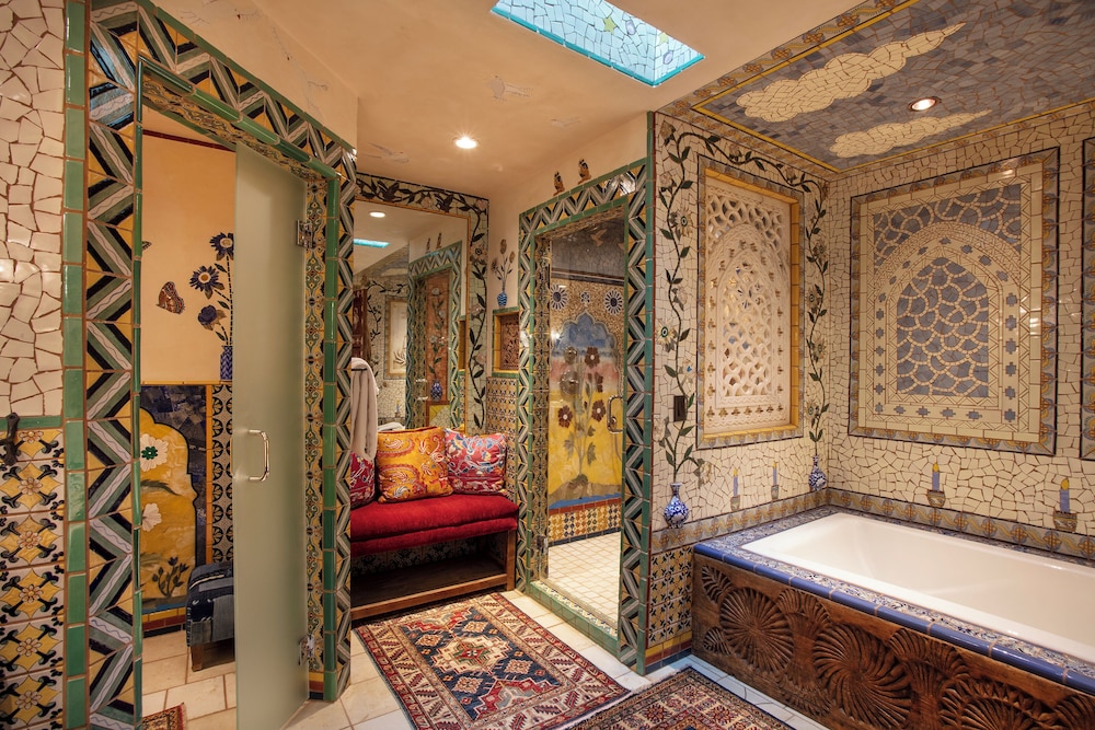 Rose, Adobe, King Bed، The Inn Of Five Graces 2/2