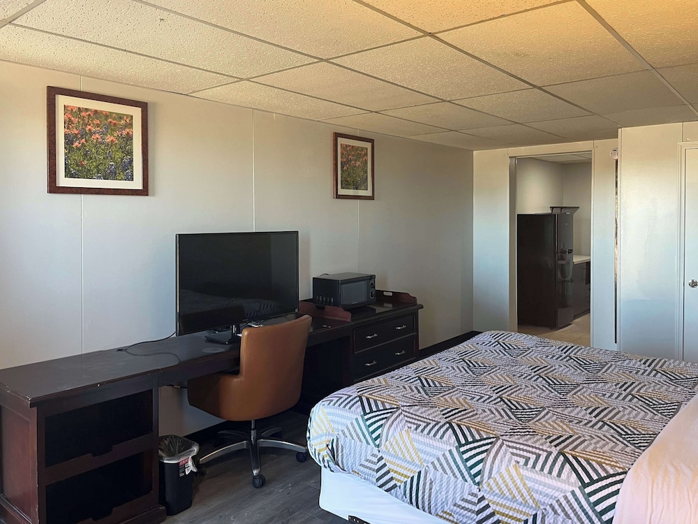 Studio6 Borger, TX – Boom Town 27/36