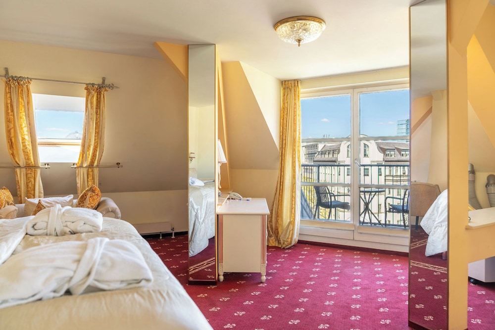 Skyline, Suite, King Bed
