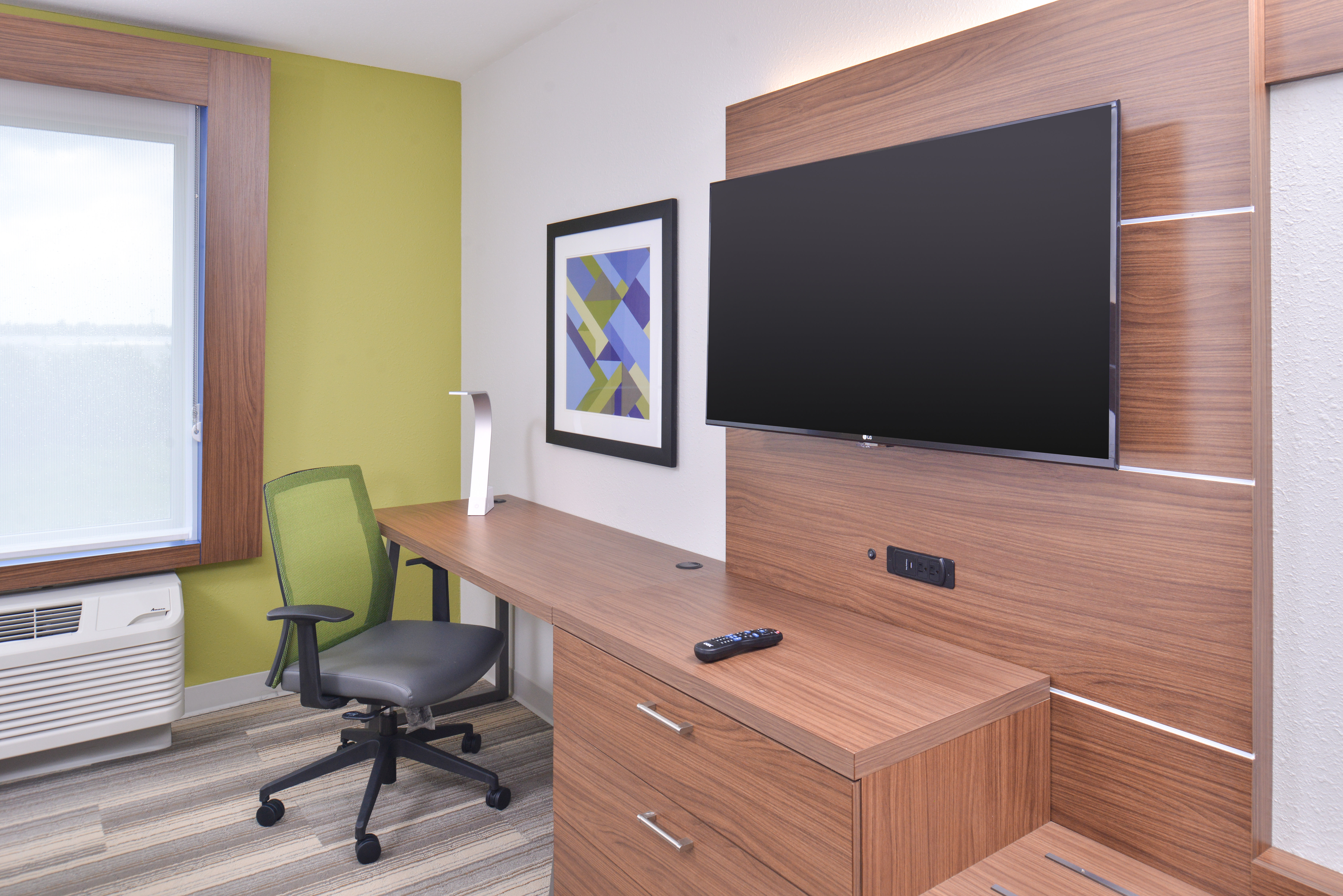 Holiday Inn Express & Suites OMAHA AIRPORT 56/64