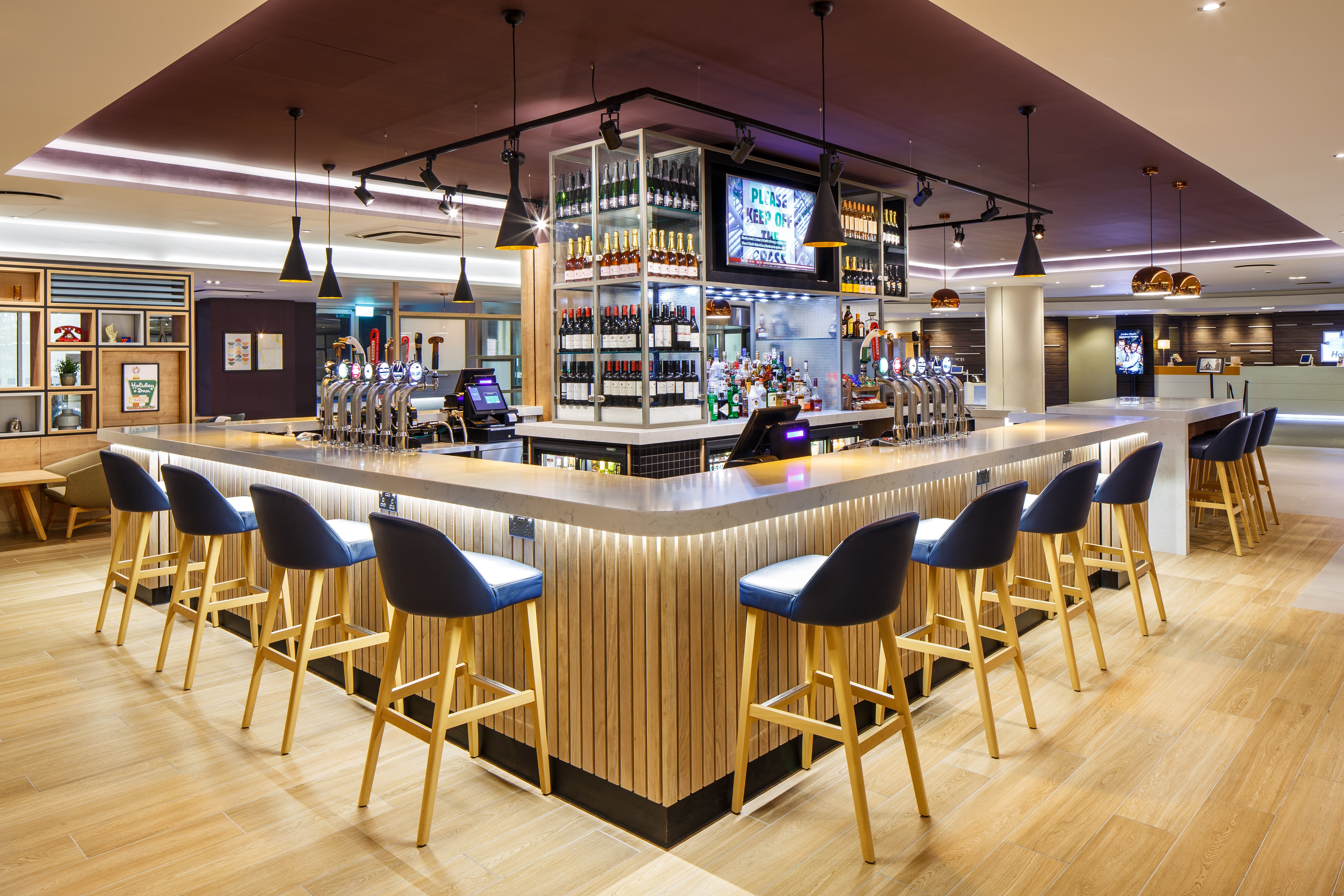 HOLIDAY INN LONDON HEATHROW M4J4 45/62