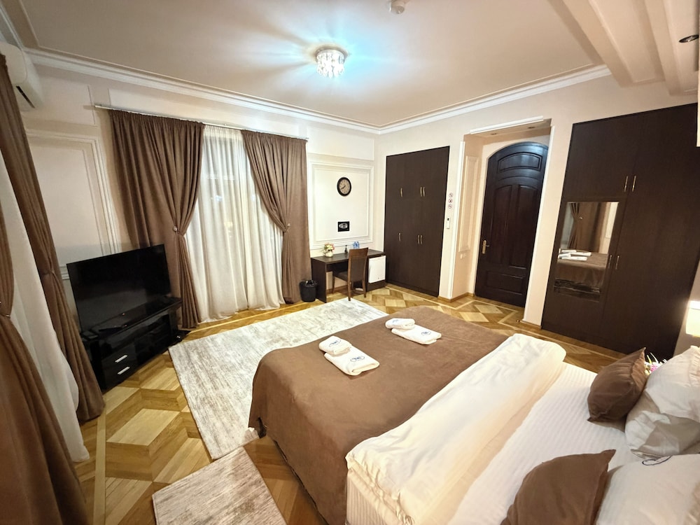 JUNIOR SUITE, CITY VIEW, JETTED TUB