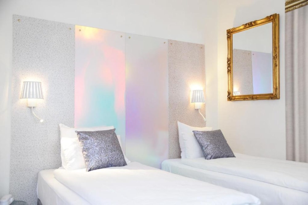 SUPERIOR, DOUBLE OR TWIN BED