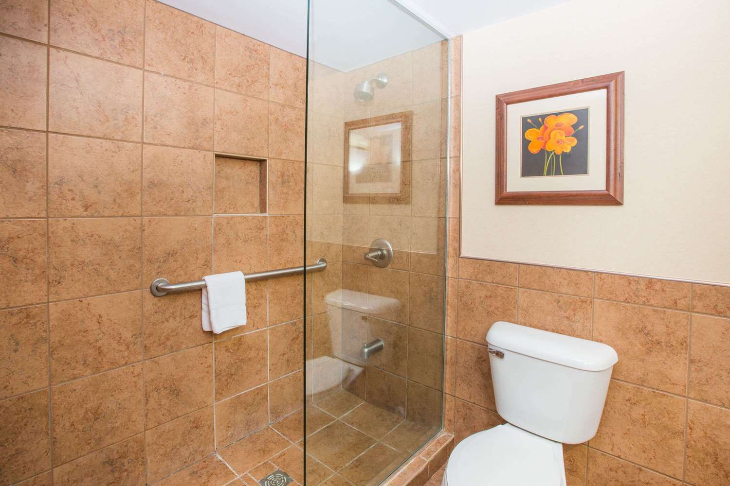 Ramada by Wyndham Des Moines Tropics Resort & Conference Ctr 17/18