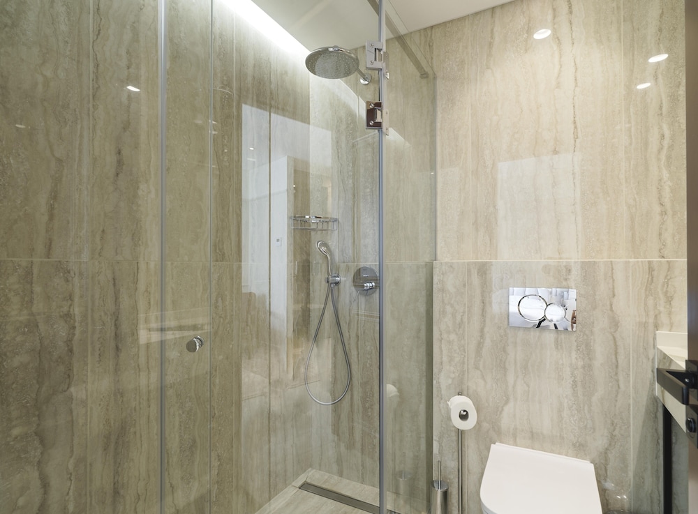 2 BEDROOMS, SUITE