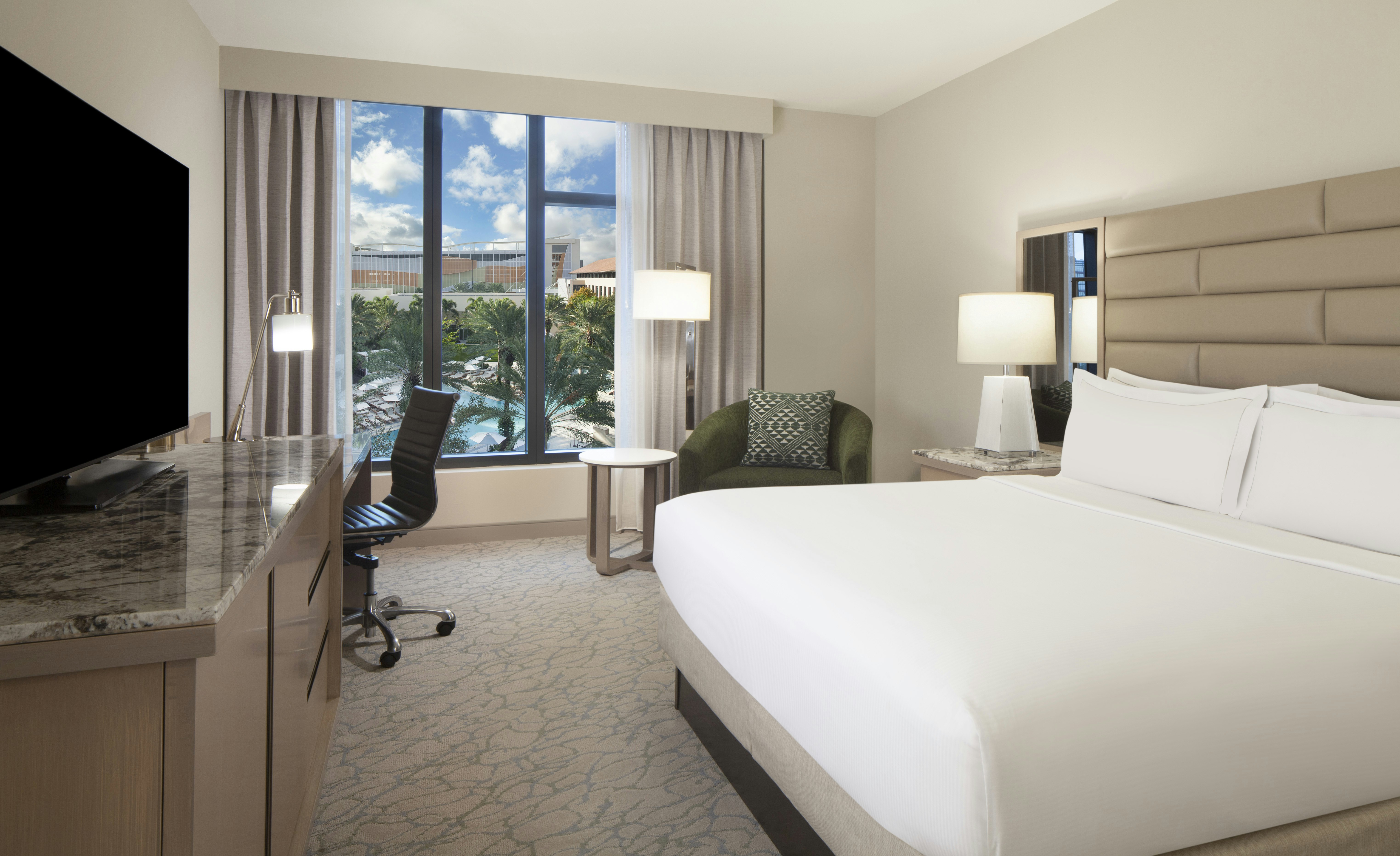 ROOM, KING BED, POOL VIEW, EXECUTIVE LEVEL