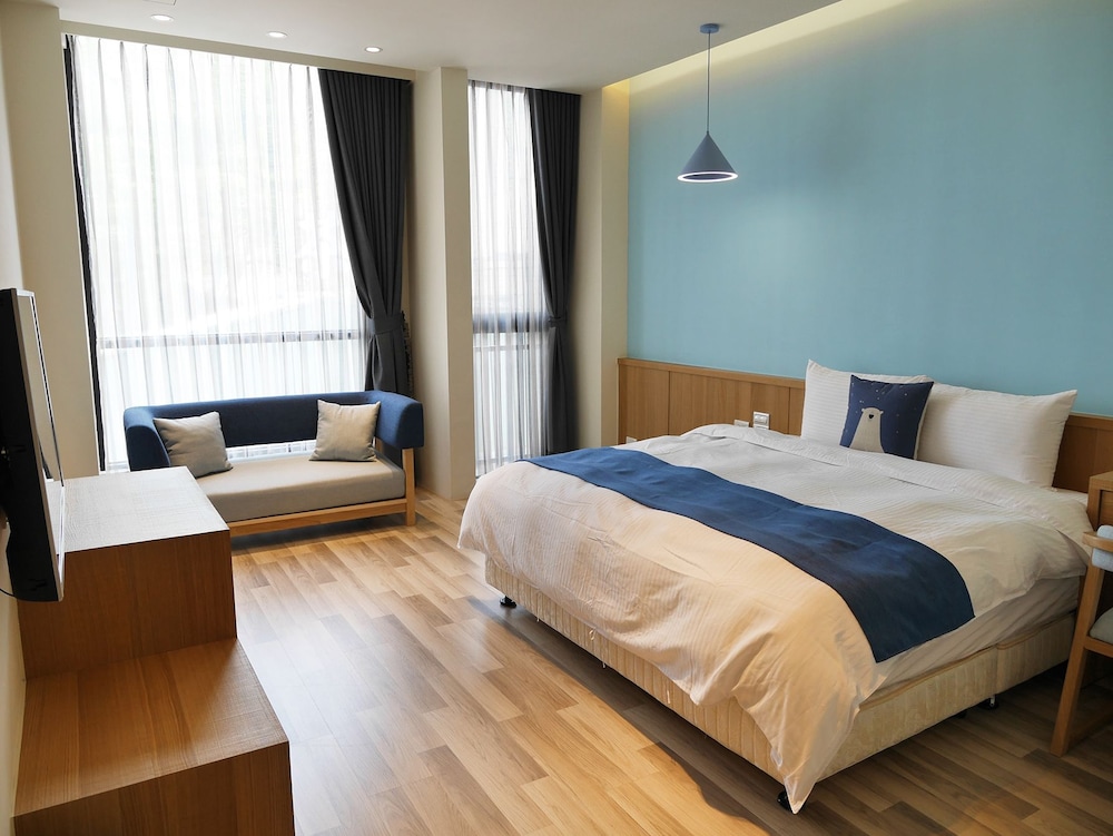 DESIGN, QUEEN BED, ACCESSIBLE