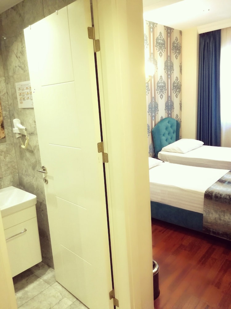 By Historial Hotel Due 35/35