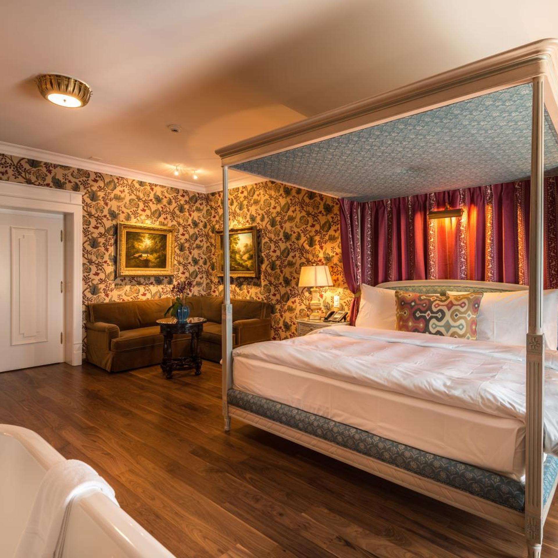 Victoria, Suite, Queen Bed, Lake View