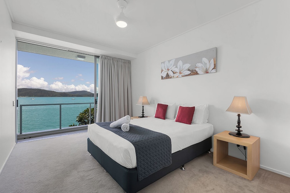 Peninsula Airlie Beach 18/50