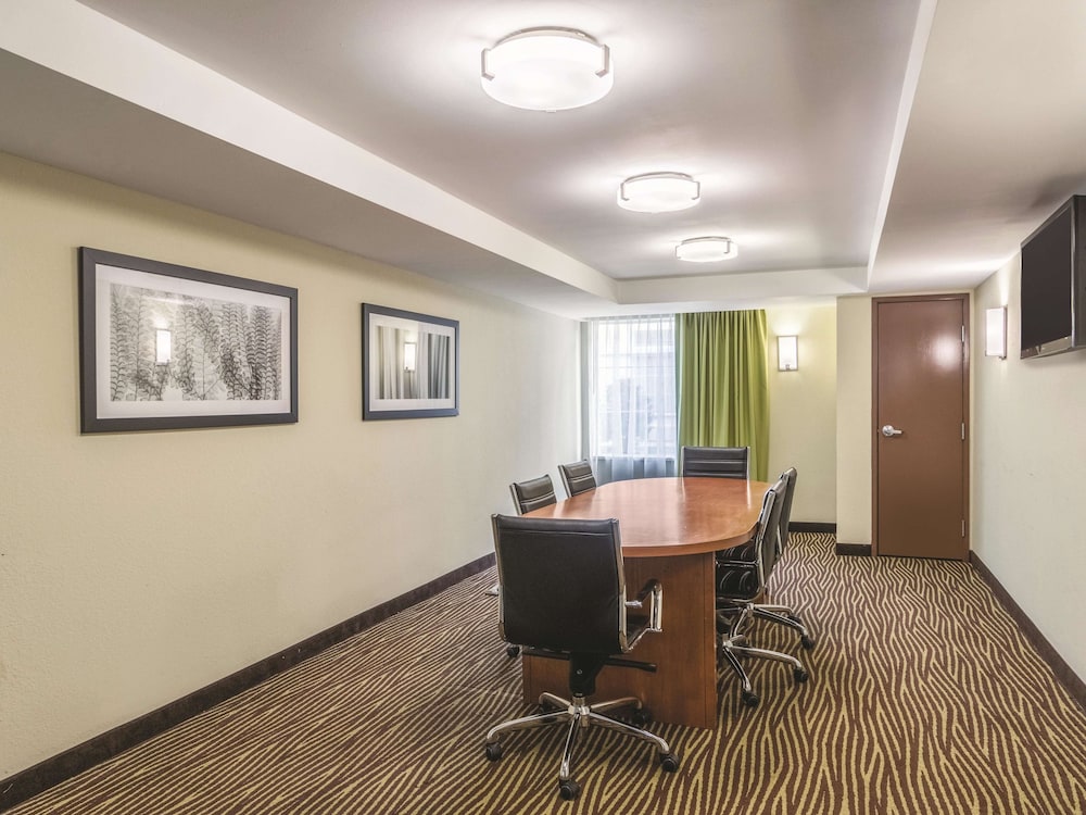 La Quinta Inn & Suites by Wyndham Knoxville Papermill 38/45