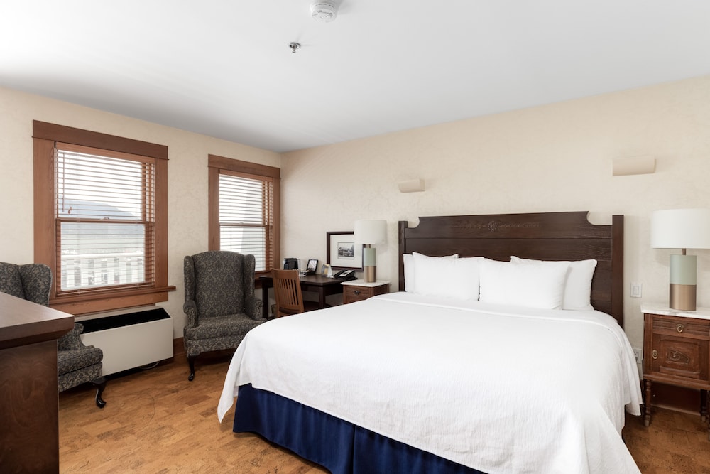 CLASSIC, QUEEN BED, LAKE VIEW, BALCONY