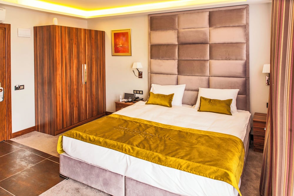 The 22 Hotel 7/50