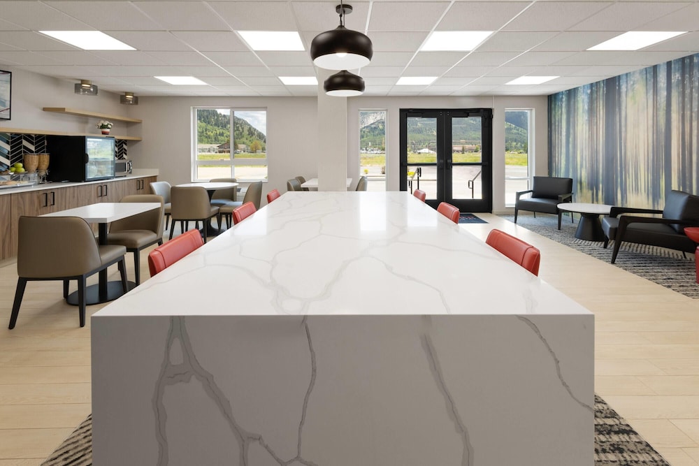 Hawthorn Extended Stay by Wyndham Alpine 42/49