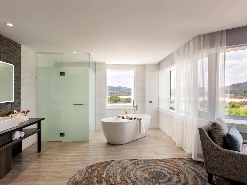 EXECUTIVE, SUITE, KING BED, LAKE VIEW
