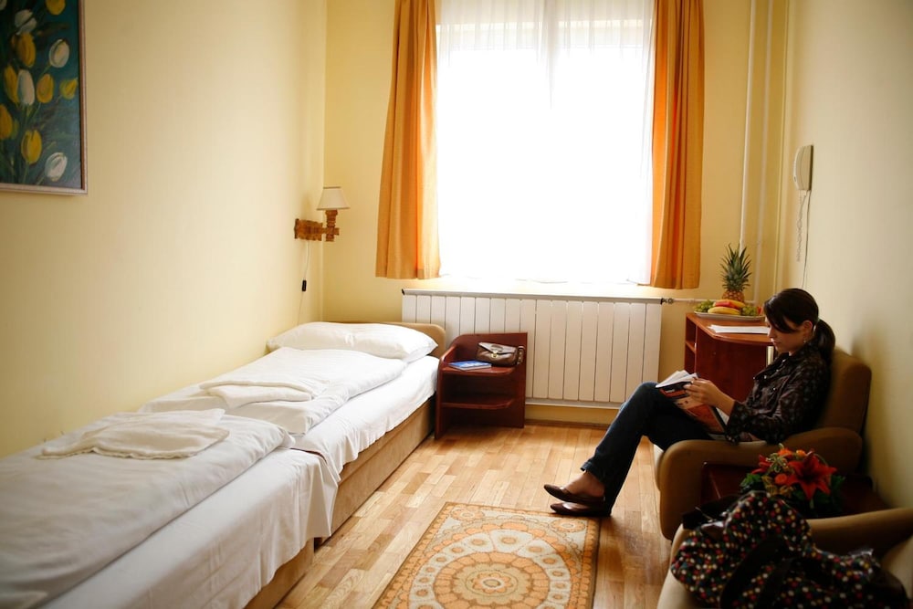 BARA HOTEL 26/50