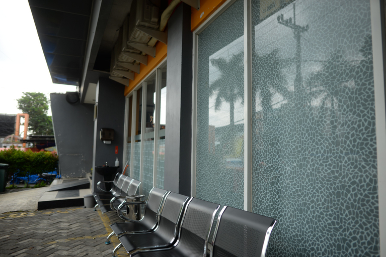 Front One Budget Malang By Azana 4/8