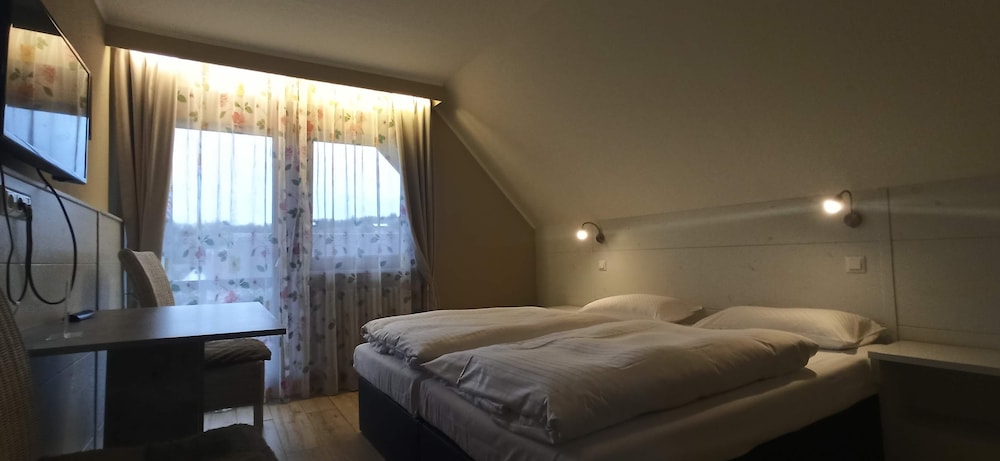 Compact, Double or Twin Bed, No Balcony 2/6