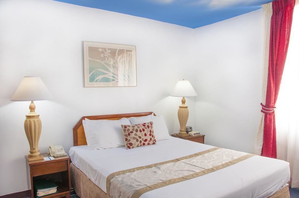 1 BEDROOM, QUEEN BED, KITCHEN