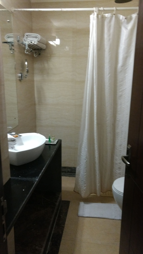 DS Clarks Inn Gurgaon 40/42