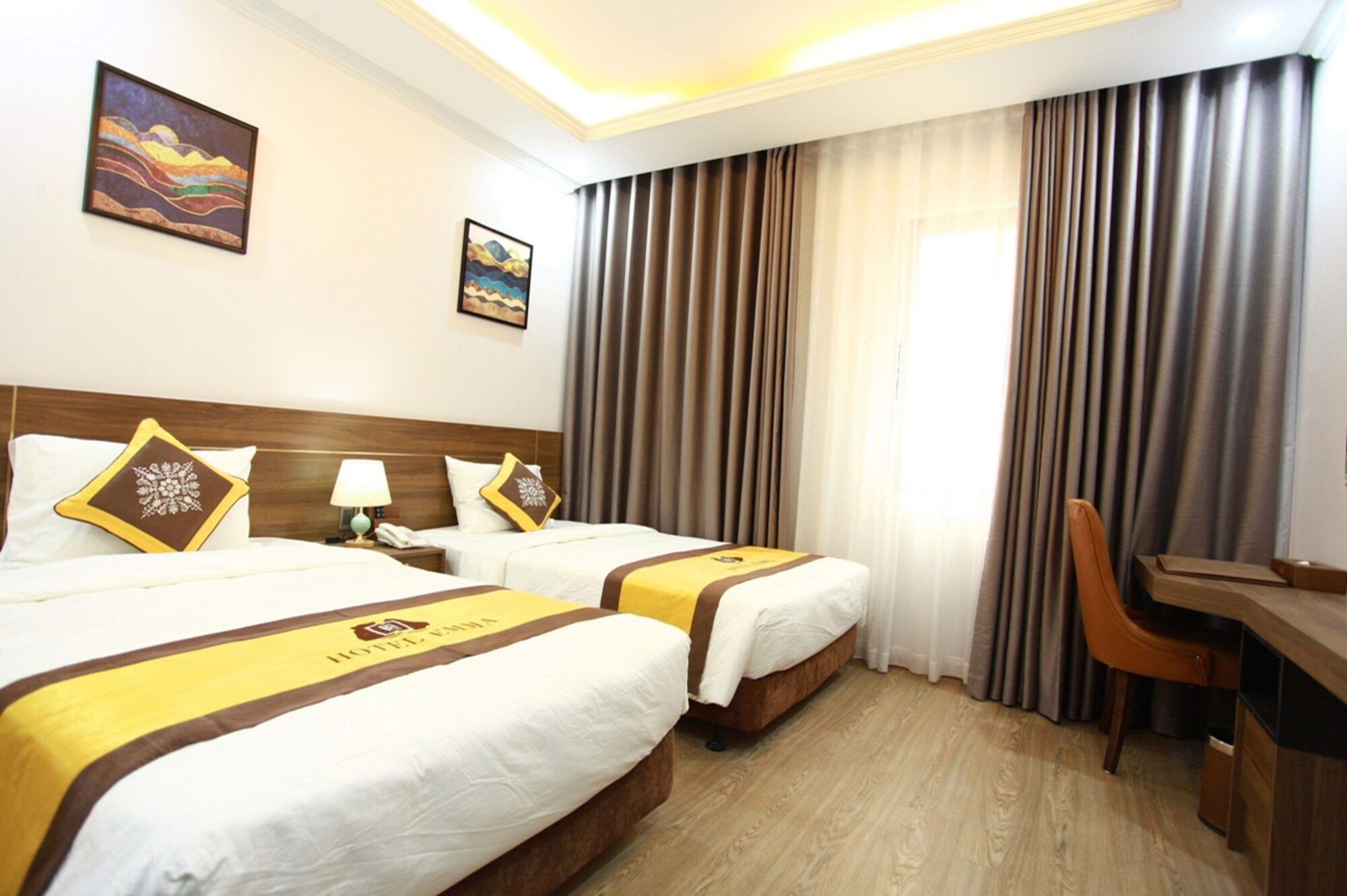 DELUXE, TWIN BEDS