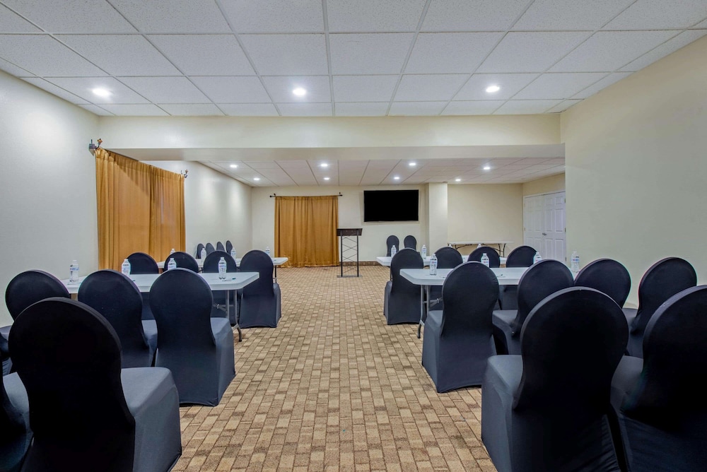 La Quinta Inn & Suites by Wyndham Lexington Park - Patuxent 46/52
