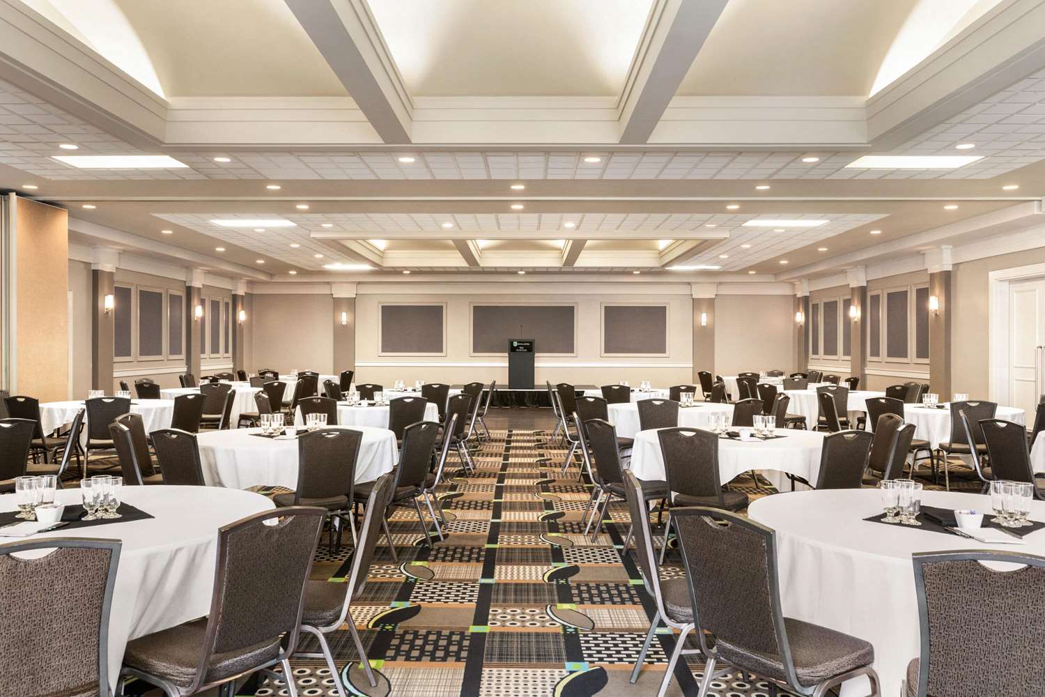 Royal Hotel Calgary, Trademark Collection by Wyndham 23/27