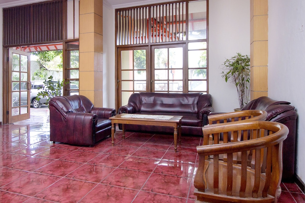 OYO 759 Hotel Dewi Sri 13/17