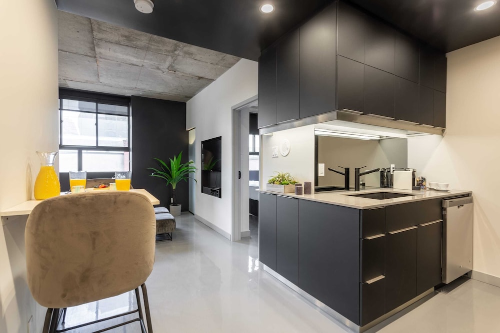 Pierce Boutique Apartments 10/73