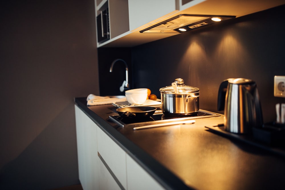 SUPERIOR, KITCHENETTE