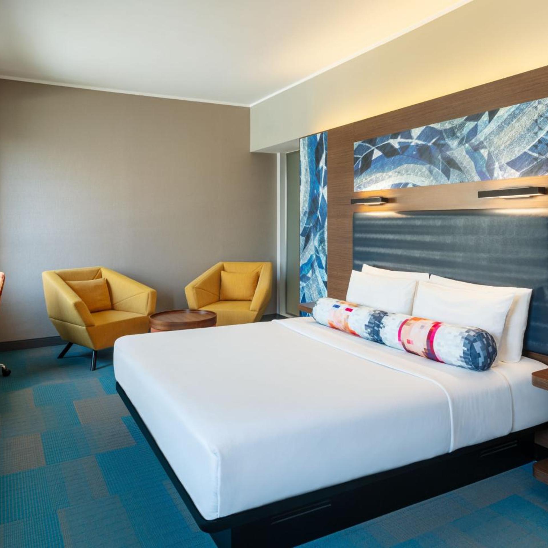 Savvy, Guest Room, King Bed