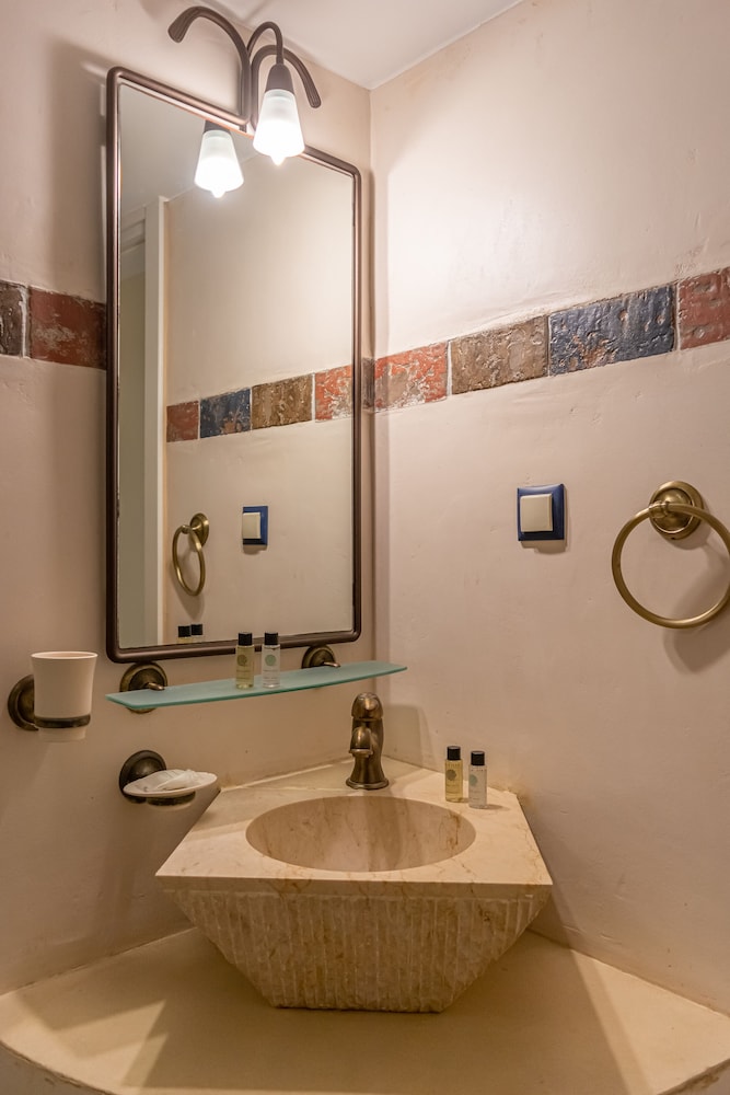 Pandora Suites 56/58