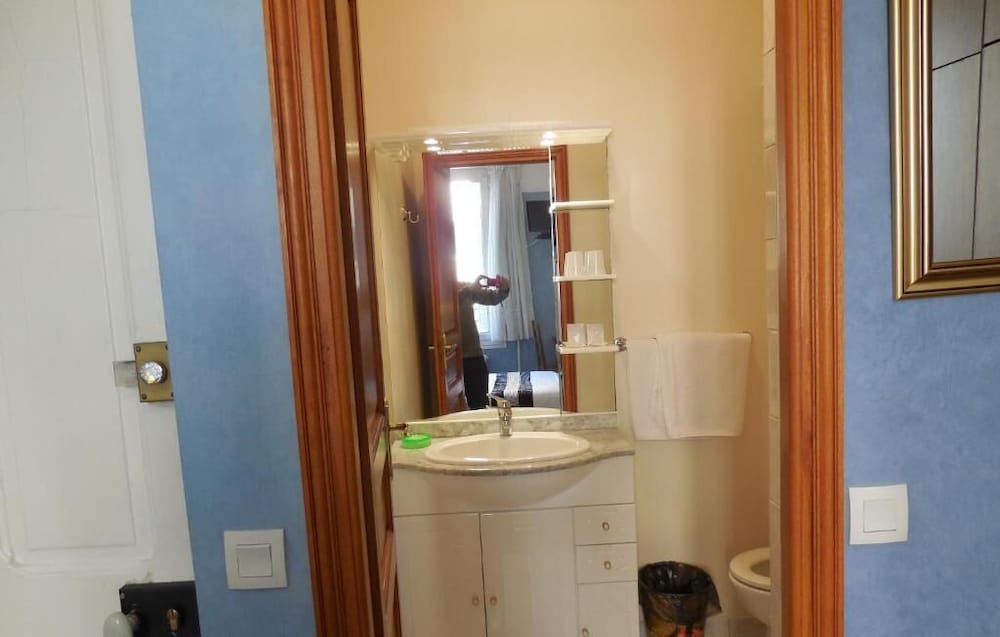 Hotel Le Petit Chateau 34/39