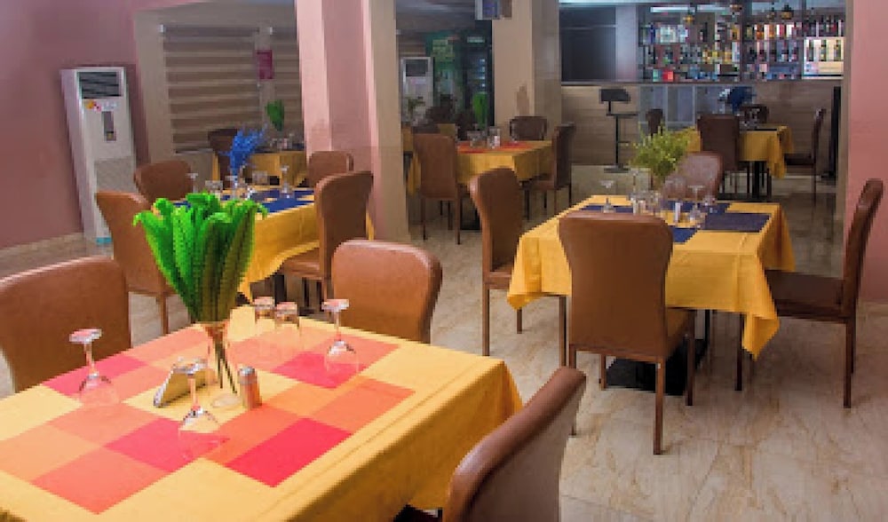 Oragon Hotel and Suites 33/46
