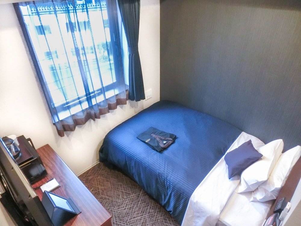 ROOM, SINGLE, SMOKING
