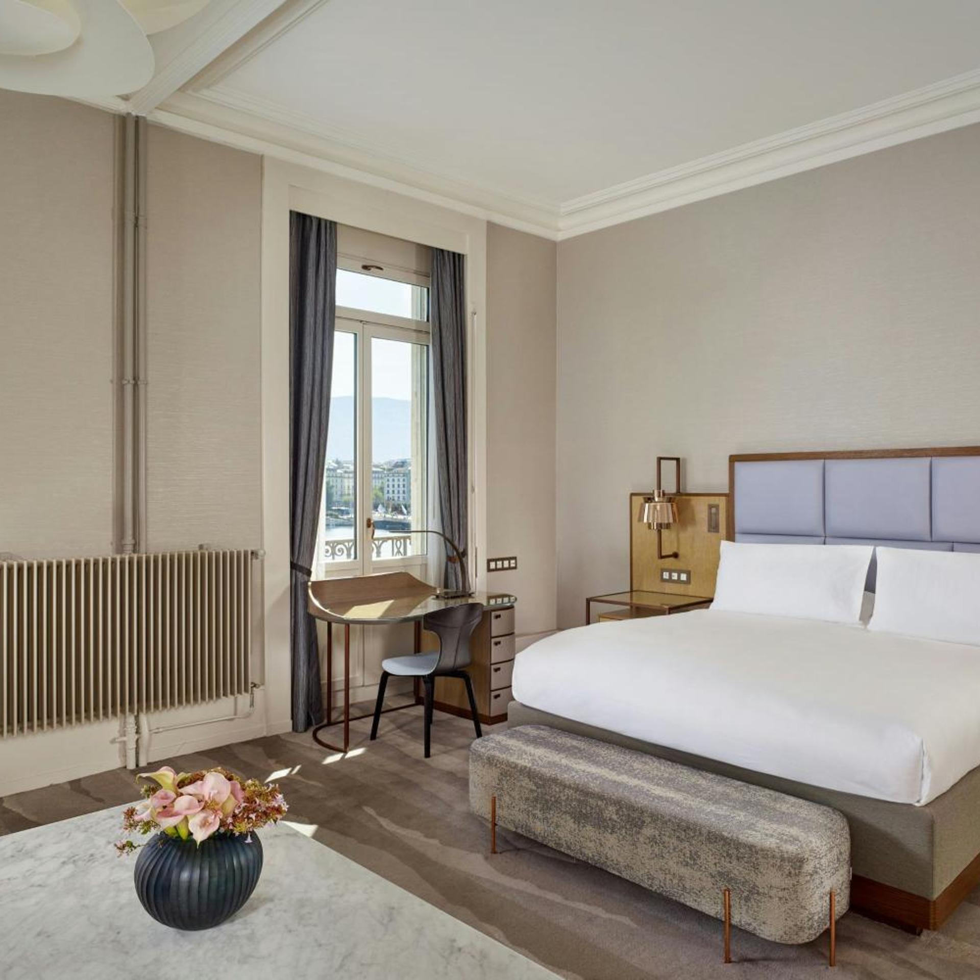 Junior Suite, King Bed, Lake Front