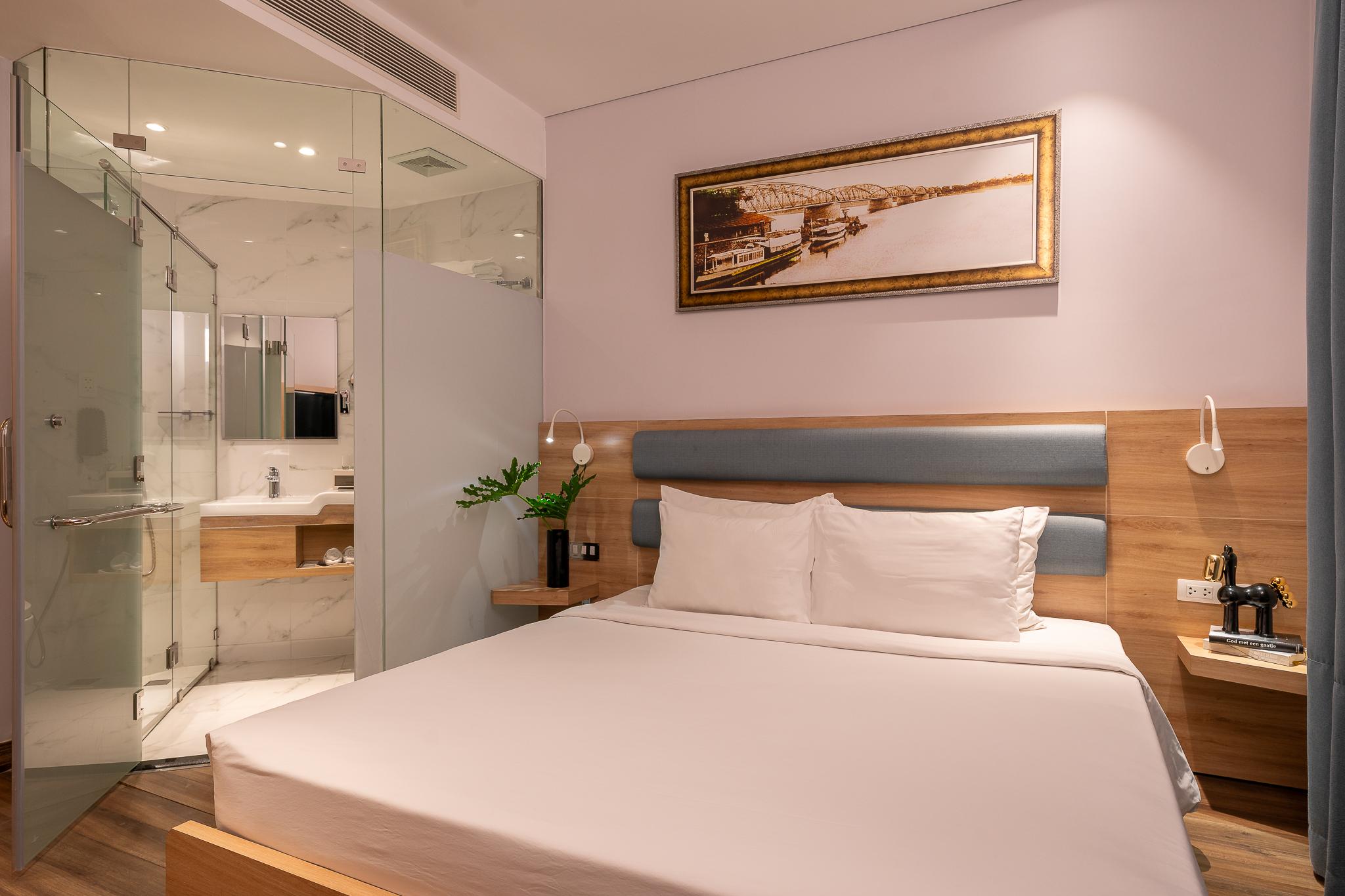DELUXE, DOUBLE BED, NO WINDOW