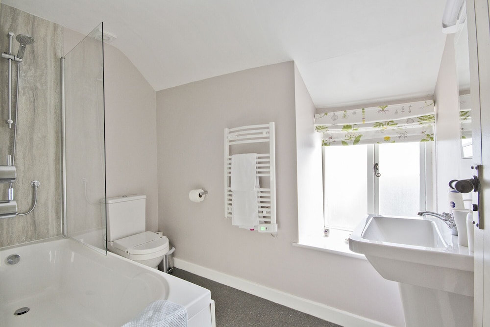 Hawthorn Farm Guest House 48/50