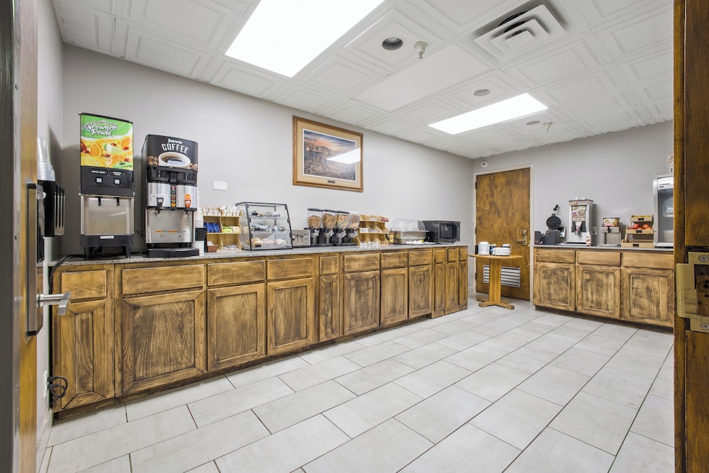Crossroads Hotel Huron Event Center 8/50