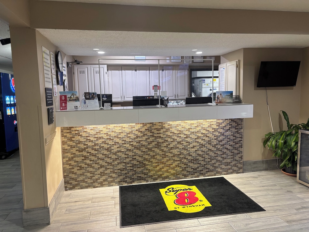 Super 8 by Wyndham Mundelein/Libertyville Area 8/45